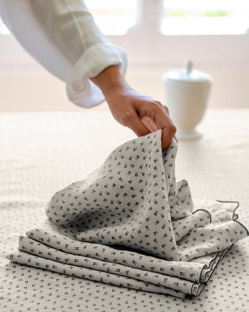 ¿Dónde y cómo colocar la servilleta en la mesa? Etiqueta y protocolo esencial - Aiguavista